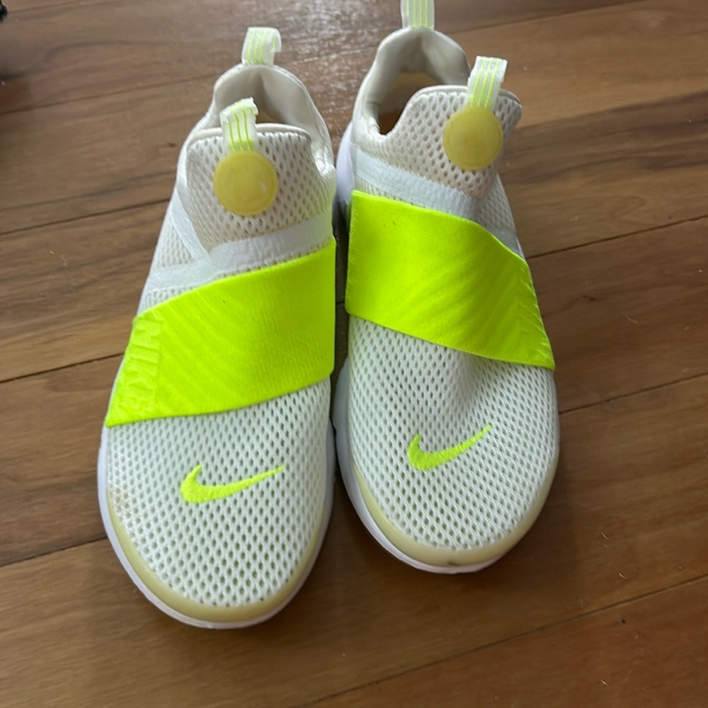 NWOT! Nike Presto Slip On yellow and White Size 4Y!